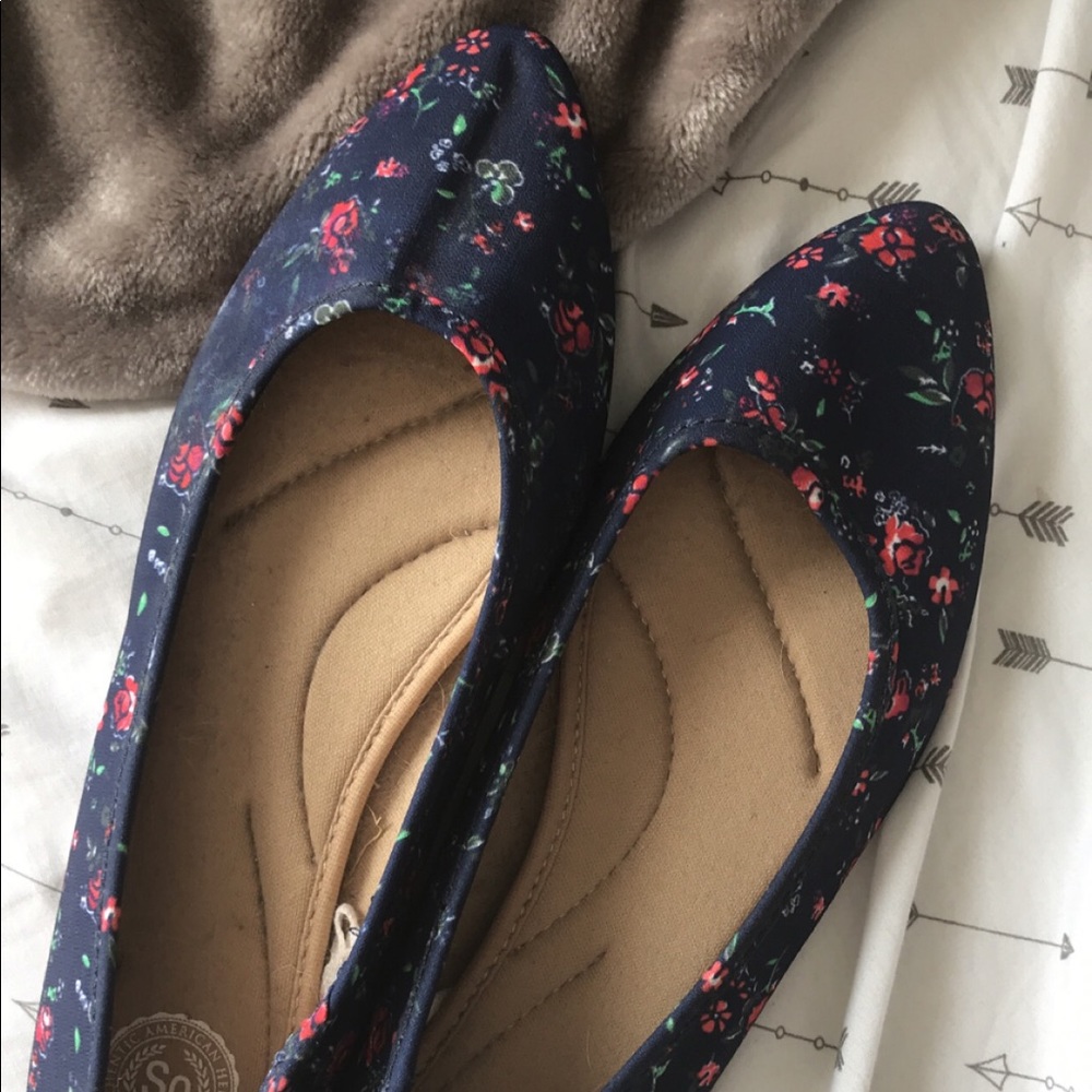 Flowery Pointed Flats